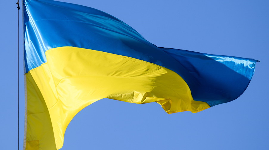 Eine Fahne der Ukraine. / Foto: Robert Michael/dpa/Symbolbild