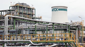Ein Turm mit einem «PCK»-Logo ist auf dem Gelände der Raffinerie PCK zu sehen. / Foto: Joerg Carstensen/dpa/Archivbild
