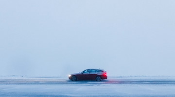 Ein Auto fährt bei dichtem Nebel über eine schneebedeckte Straße. / Foto: Philipp von Ditfurth/dpa/Symbolbild