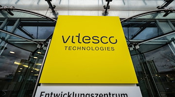„Vitesco Technologies- Entwicklungszentrum“ steht auf einem Schild vor dem Werksgelände von Vitesco. / Foto: Armin Weigel/dpa/Archiv