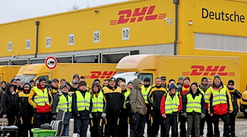 Am Zustellstützpunkt der Deutschen Post DHL am Hauptbahnhof haben sich die Mitarbeiter zum Warnstreik eingefunden. / Foto: Bernd Wüstneck/dpa/Archivbild