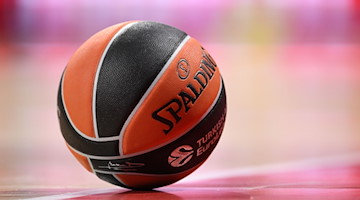 Ein Basketball liegt auf dem Spielfeld / Foto: Tobias Hase/dpa/Symbolbild