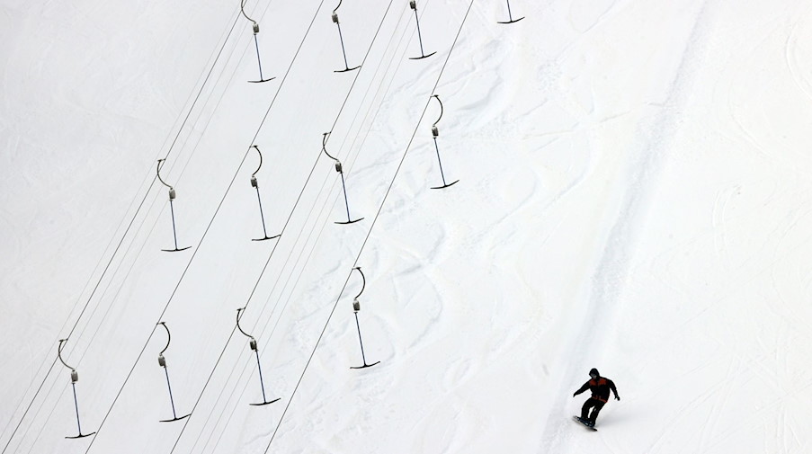 Ein Snowboarder fährt über die Piste. / Foto: Karl-Josef Hildenbrand/dpa/Symbolbild
