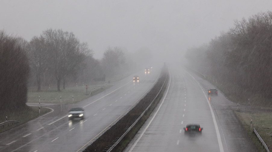 Schnee und Regen behindern den Verkehr auf einer Autobahn. / Foto: Christian Charisius/dpa/Symbolbild