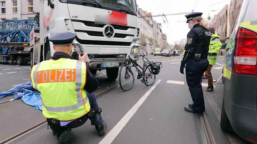 Die Polizei nimmt einen Unfall zwischen einem Lkw und einem Fahrrad auf. / Foto: Tino Plunert/dpa/Symbolbild
