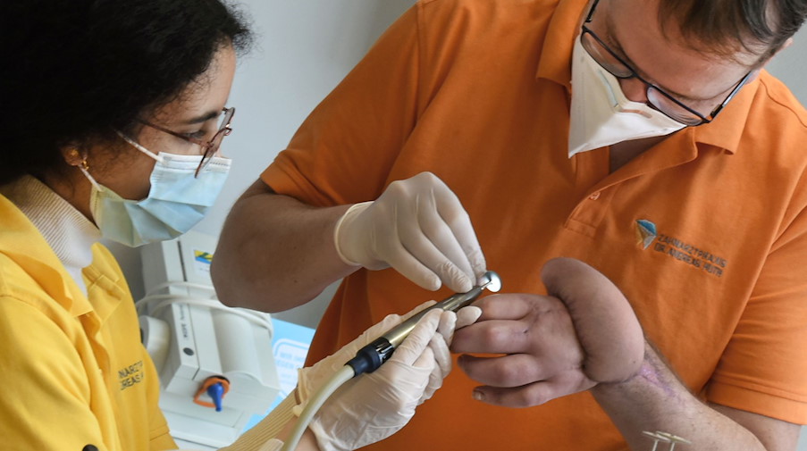 In seiner Zahnarztpraxis bereitet Zahnarzt Andreas Huth eine Cerec-Krone für eine Patientin vor. / Foto: Waltraud Grubitzsch/dpa/Archivbild