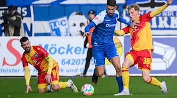 Karlsruhes Jerôme Gondorf (l-r), Magdeburgs Cristiano Piccini, Karlsruhes Tim Breithaupt. / Foto: Christian Modla/dpa/Archivbild