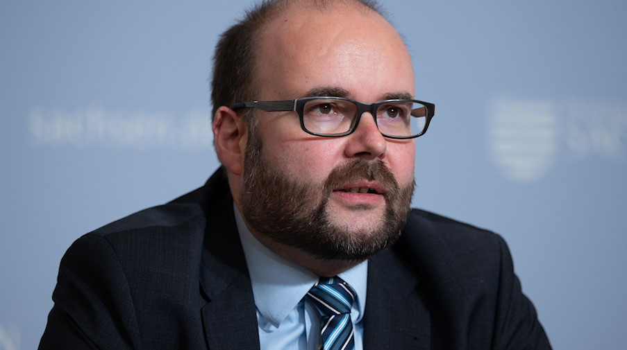 Christian Piwarz (CDU), Kultusminister von Sachsen, spricht zur Presse. / Foto: Sebastian Kahnert/dpa-Zentralbild/dpa/Archivbild