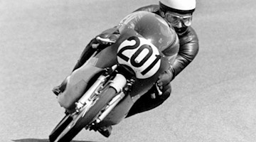 Hans-Georg Anscheidt siegte mit seiner Suzuki im Großen Preis von Deutschland für Motorräder auf dem Motodrom in Hockenheim. / Foto: UPI/dpa/Archivbild