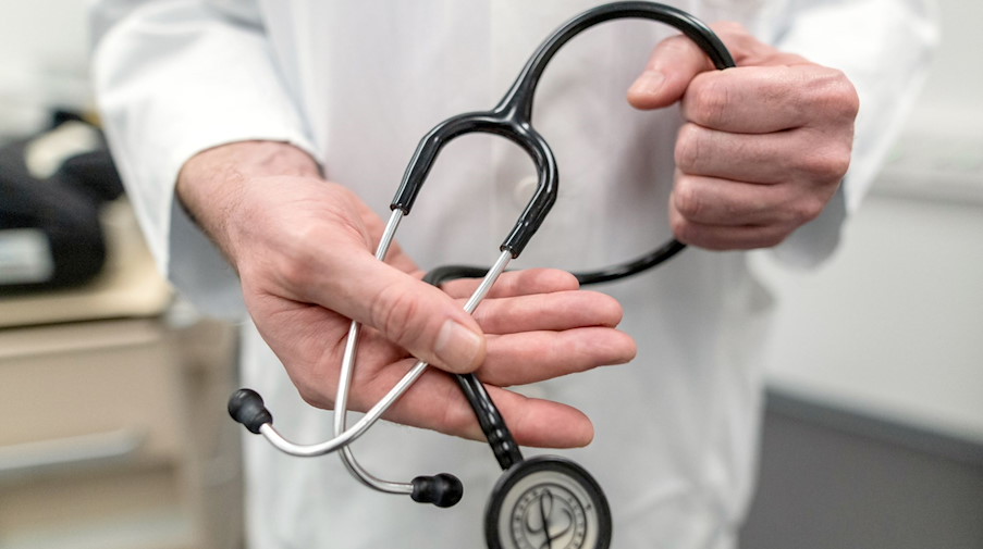 Ein Arzt hält ein Stethoskop in der Hand. / Foto: Patrick Seeger/dpa/Symbolbild