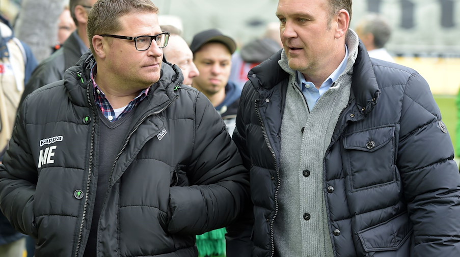 Der damalige Mönchengladbach-Manager Max Eberl (l) und Jörg Schmadtke (r) unterhalten sich. / Foto: Federico Gambarini/dpa/Archivbild