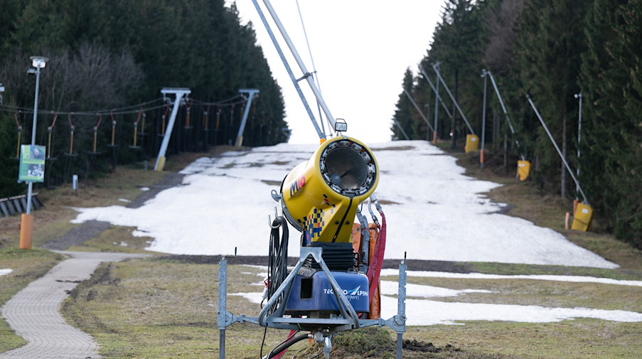 Eine Schneekanone steht vor einem leeren Skihang. / Foto: Sebastian Kahnert/dpa