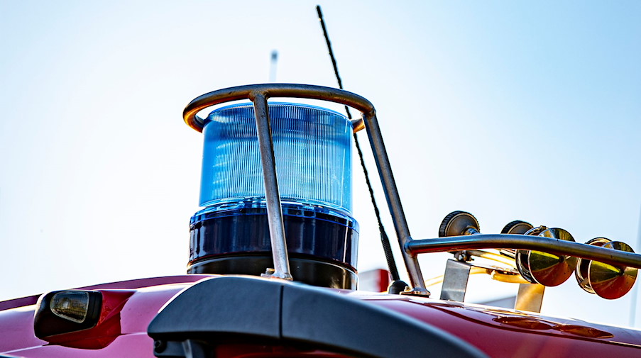 Auf dem Dach eines Einsatzfahrzeugs der Feuerwehr ist ein Blaulicht zu sehen. / Foto: David Inderlied/dpa/Symbolbild