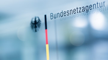 Das Logo der Bundesnetzagentur auf einem Fenster der Behörde. / Foto: Rolf Vennenbernd/dpa/Symbolbild