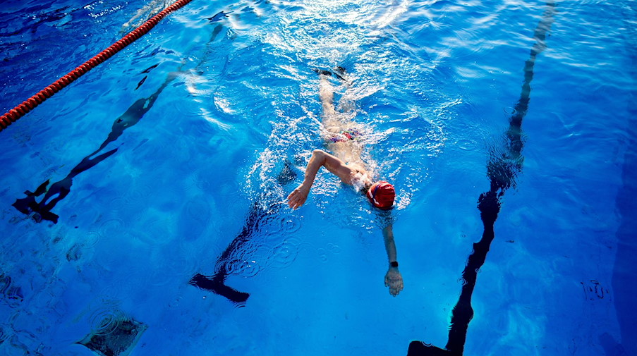 Ein Schwimmer im Wasser. / Foto: Hauke-Christian Dittrich/dpa/Archivbild