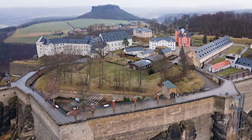 Die historische Wehranlage der Festung Königstein vor dem Lilienstein. / Foto: Sebastian Kahnert/dpa-Zentralbild/dpa/Archivbild