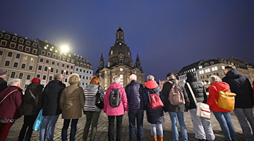 Bürger bilden vor der Frauenkirche eine Menschenkette. / Foto: Robert Michael/dpa