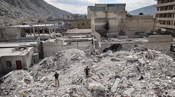 Blick auf ein durch das Erdbeben zerstörtes Gebäude in Melis. / Foto: Anas Alkharboutli/dpa