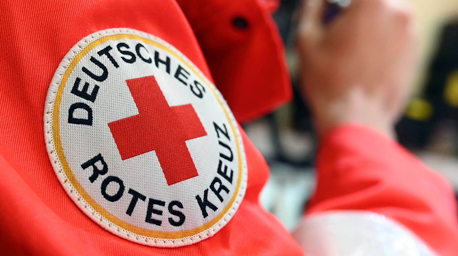 Ein Logo des Deutschen Roten Kreuzes (DRK). / Foto: Uli Deck/dpa/Symbolbild