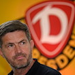 Dynamos Sportgeschäftsführer Ralf Becker sitzt auf dem Podium. / Foto: Robert Michael/dpa-Zentralbild/dpa/Archivbild