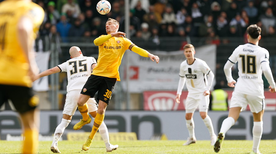 Dynamo Dresdens Stefan Kutschke kämpft um den Ball. / Foto: Mario Hommes/DEFODI/dpa