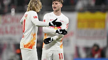 Leipzigs Timo Werner (r) und Leipzigs Emil Forsberg diskutieren. / Foto: Robert Michael/dpa