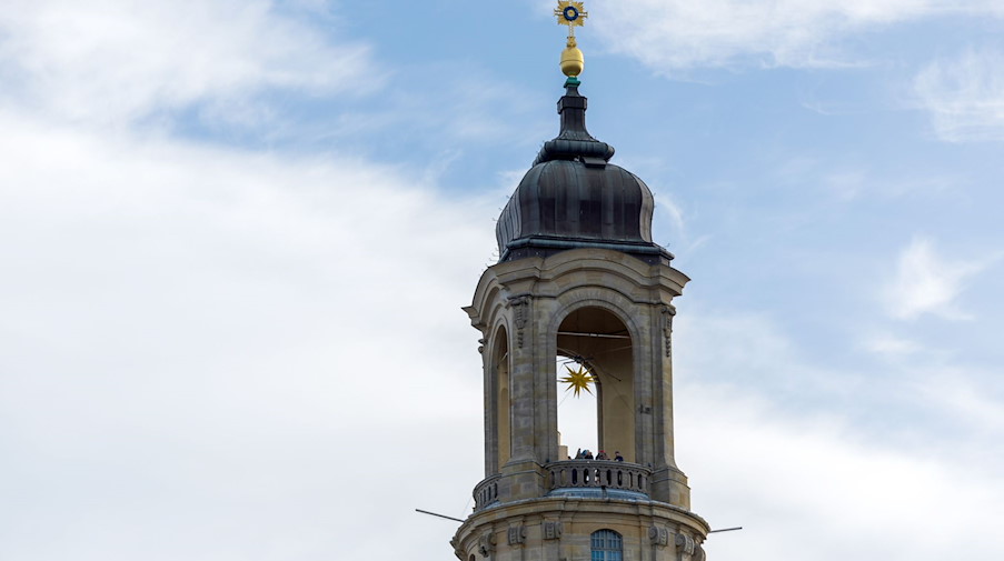Besucher stehen in der Kuppel der Frauenkirche. / Foto: Daniel Schäfer/dpa/Archivbild