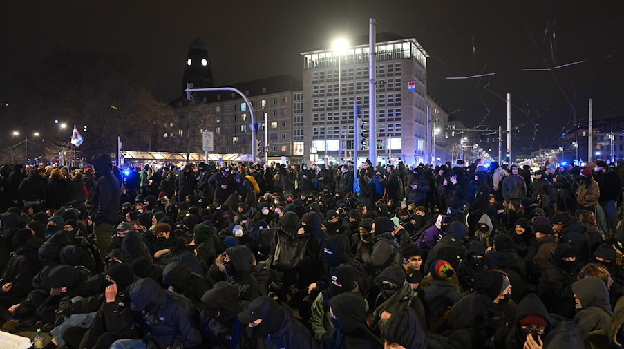Gegendemonstranten blockieren den Pirnaischen Platz, um einen Zug der Montagsdemonstranten aufzuhalten. / Foto: Robert Michael/dpa
