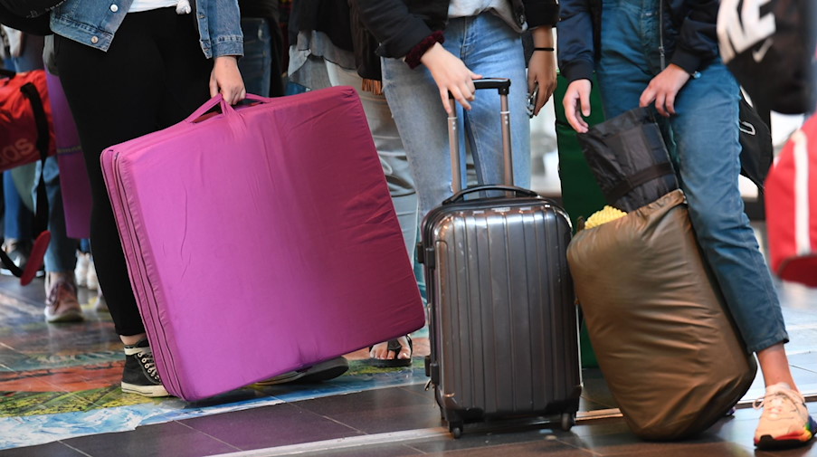 Jugendliche stehen mit Koffer, Isomatten, Schlafsack und Matratze vor dem Eingang des Bremerhavener Klimahaus. / Foto: Carmen Jaspersen/dpa/Archivbild