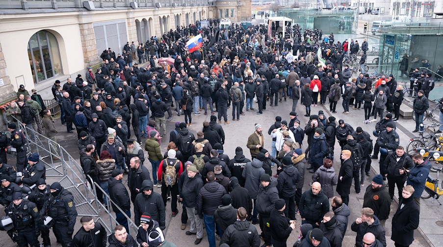 Zahlreiche Rechtsextreme stehen anlässlich einer Kundgebung vor dem Hauptbahnhof. / Foto: Sebastian Kahnert/dpa
