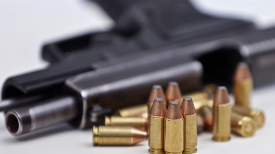 Eine Faustfeuerwaffe mit Magazin und Munition. / Foto: David Young/dpa/Symbolbild
