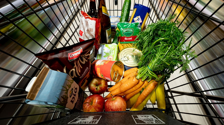Lebensmittel liegen in einem Einkaufswagen in einem Supermarkt. / Foto: Fabian Sommer/dpa/Symbolbild
