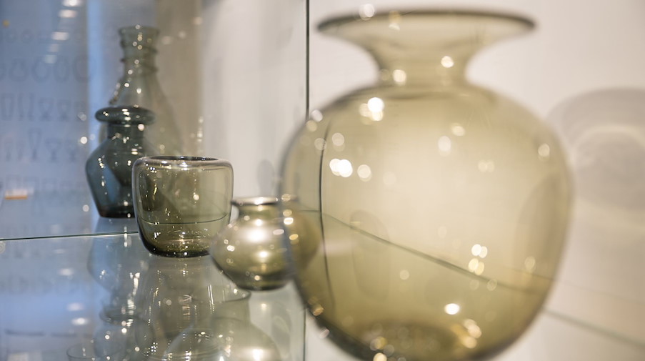 Glasobjekte aus der Wagenfeld-Sammlung sind im Glasmuseum in Weißwasser ausgestellt. / Foto: Paul Glaser/dpa
