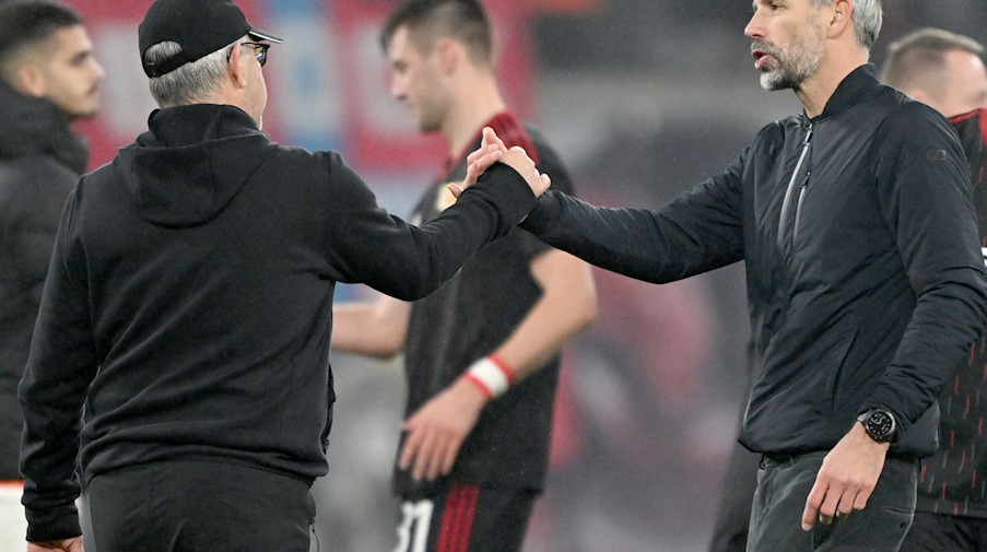 Leipzigs Trainer Marco Rose (r) und Union Berlins Trainer Urs Fischer klatschen nach dem Spiel ab. / Foto: Robert Michael/dpa