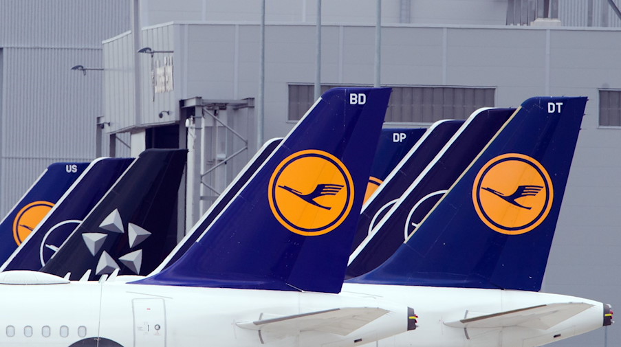 Flugzeuge der Fluggesellschaft Lufthansa stehen nebeneinander. / Foto: Soeren Stache/dpa-Zentralbild/dpa/Archivbild