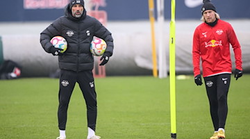 RB Trainer Marco Rose (l) und Emil Forsberg während des Trainings. / Foto: Christian Modla/dpa/Archivbild