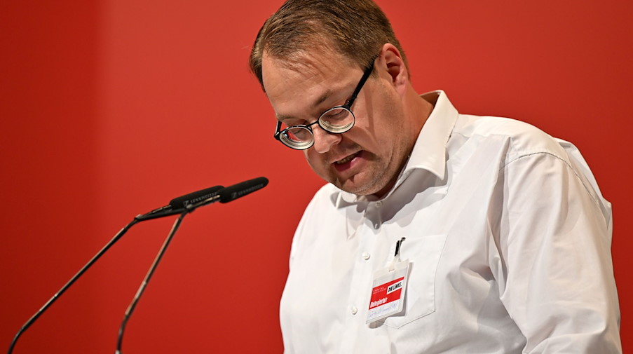 Sören Pellmann steht am Rednerpult beim Bundesparteitag der Linken in der Messe Erfurt. / Foto: Martin Schutt/dpa/Archivbild