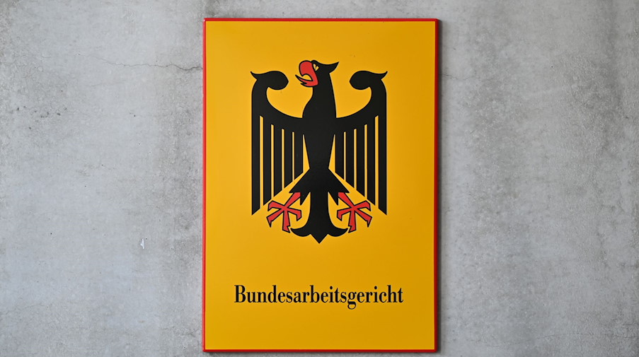 «Bundesarbeitsgericht» steht auf dem Schild am Eingang zum höchsten deutschen Arbeitsgericht. / Foto: Martin Schutt/dpa-Zentralbild/dpa/Symbolbild