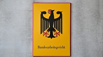 «Bundesarbeitsgericht» steht auf dem Schild am Eingang zum höchsten deutschen Arbeitsgericht. / Foto: Martin Schutt/dpa-Zentralbild/dpa/Symbolbild