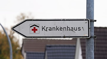 Ein Hinweisschild mit der Aufschrift «Krankenhaus» weist den Weg zur Klinik. / Foto: Marcus Brandt/dpa/Symbolbild