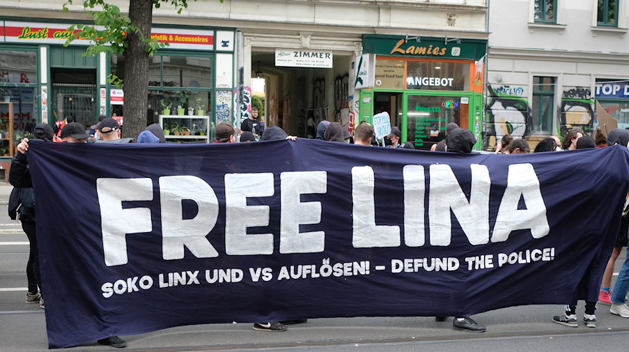 Teilnehmer einer linken Demonstration versammeln sich im Stadtteil Connewitz und tragen ein Transparent mit der Aufschrift «Free Lina». / Foto: Sebastian Willnow/dpa-Zentralbild/dpa/Archivbild