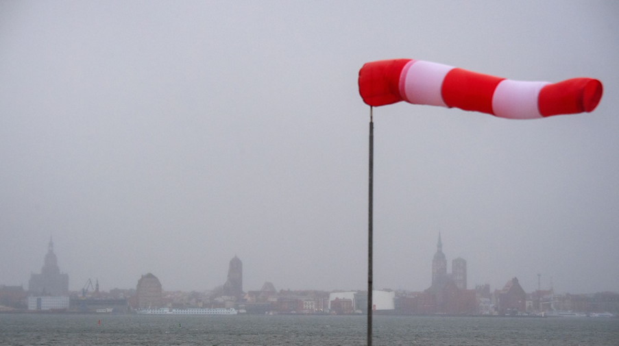 Ein Windsack steht fast horizontal in der Luft und zeigt den Wind an. / Foto: Stefan Sauer/dpa/ZB/Symbolbild