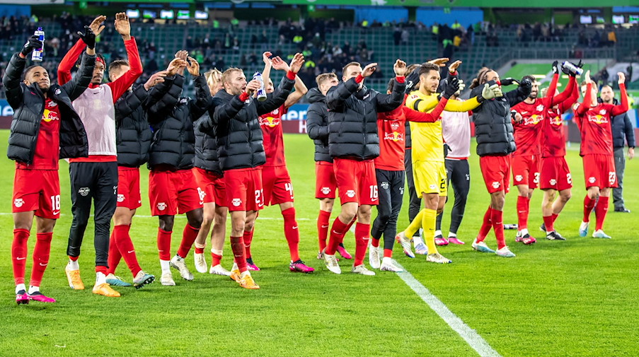 Die Mannschaft von RB Leipzig feiert mit ihren Fans den Sieg. / Foto: Andreas Gora/dpa