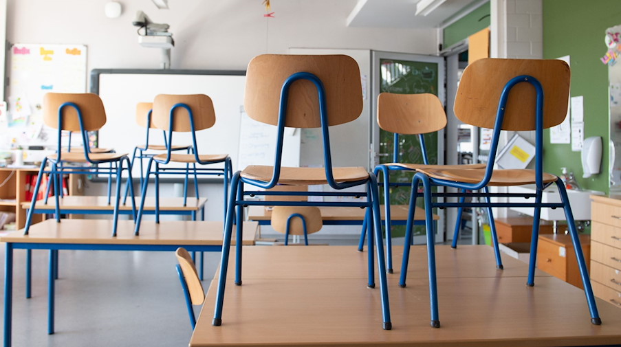 Stühle stehen in einem Klassenzimmer auf den Tischen. / Foto: Sebastian Kahnert/dpa-Zentralbild/dpa/Symbolbild