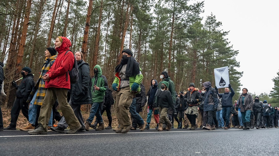 Aktivisten der Initiative "Heibo bleibt" veranstalten eine Demonstration und einen Protestmarsch gegen die geplante Räumung eines von ihnen besetzten Waldstückes. / Foto: Matthias Rietschel/dpa