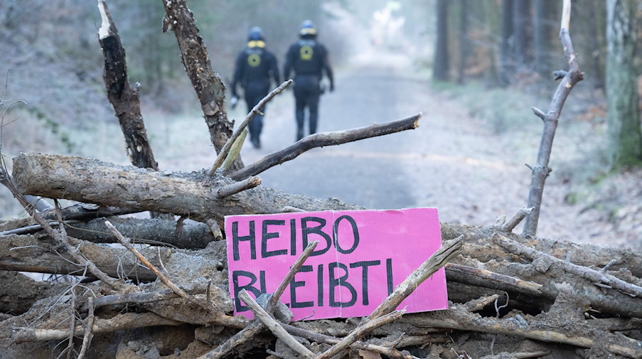 Polizisten räumen einen Waldweg im Waldstück Heidebogen. / Foto: Sebastian Kahnert/dpa