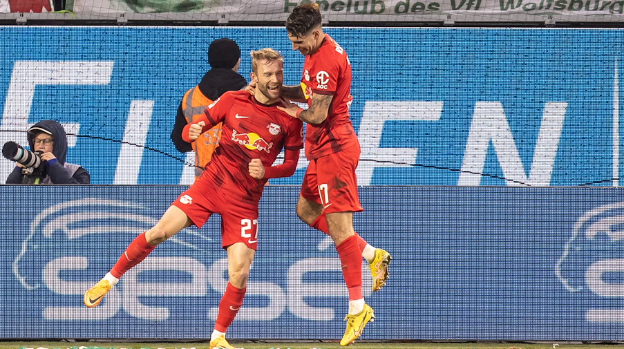 Konrad Laimer von RB Leipzig freut sich mit (r) Dominik Szoboszlai über sein Tor zum 0:2. / Foto: Andreas Gora/dpa