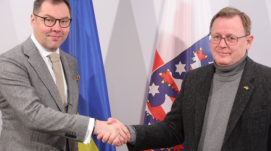 Ministerpräsident Bodo Ramelow (r) und Botschafter Oleksii Makeiev beim Händedruck in der Thüringer Staatskanzlei. / Foto: Bodo Schackow/dpa