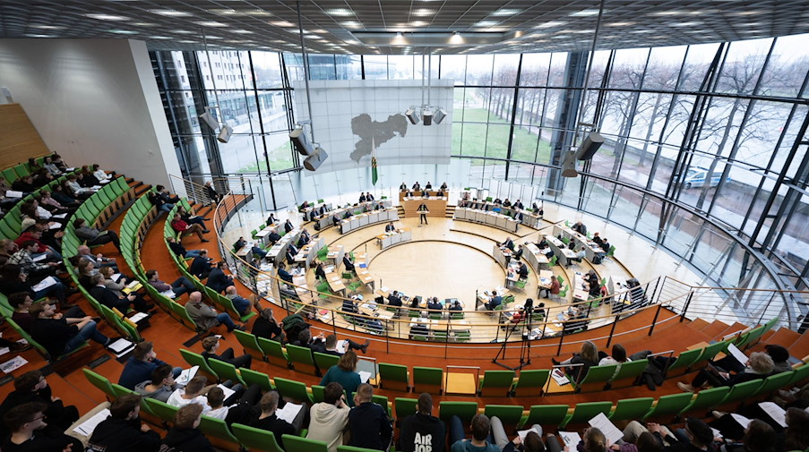 Die Abgeordneten und Gäste sitzen im Landtag auf ihren Plätzen. / Foto: Sebastian Kahnert/dpa/Archivbild