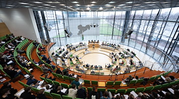 Die Abgeordneten und Gäste sitzen im Landtag auf ihren Plätzen. / Foto: Sebastian Kahnert/dpa/Archivbild